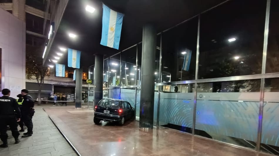 Así quedó el vehículo que chocó contra el banco. Foto: X/Cadena 3 Rosario.