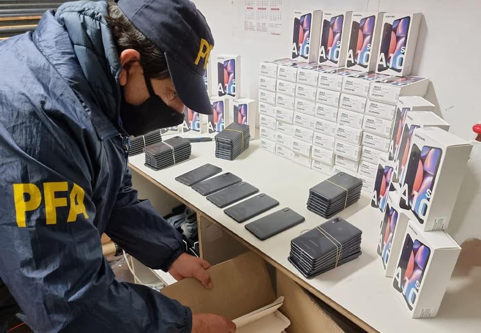 Golpe de Gendarmería a banda delictiva con millonario botín de celulares y electrónica: 12 detenidos