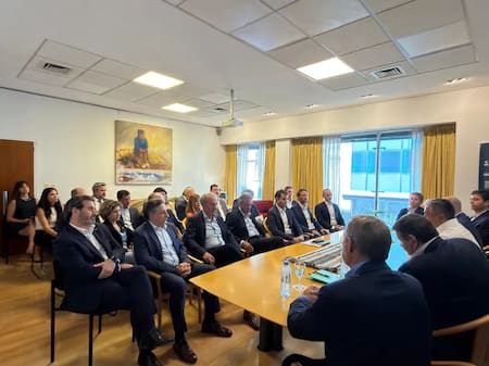 Rolando Figueroa junto a la Mesa de Competitividad de Vaca Muerta.