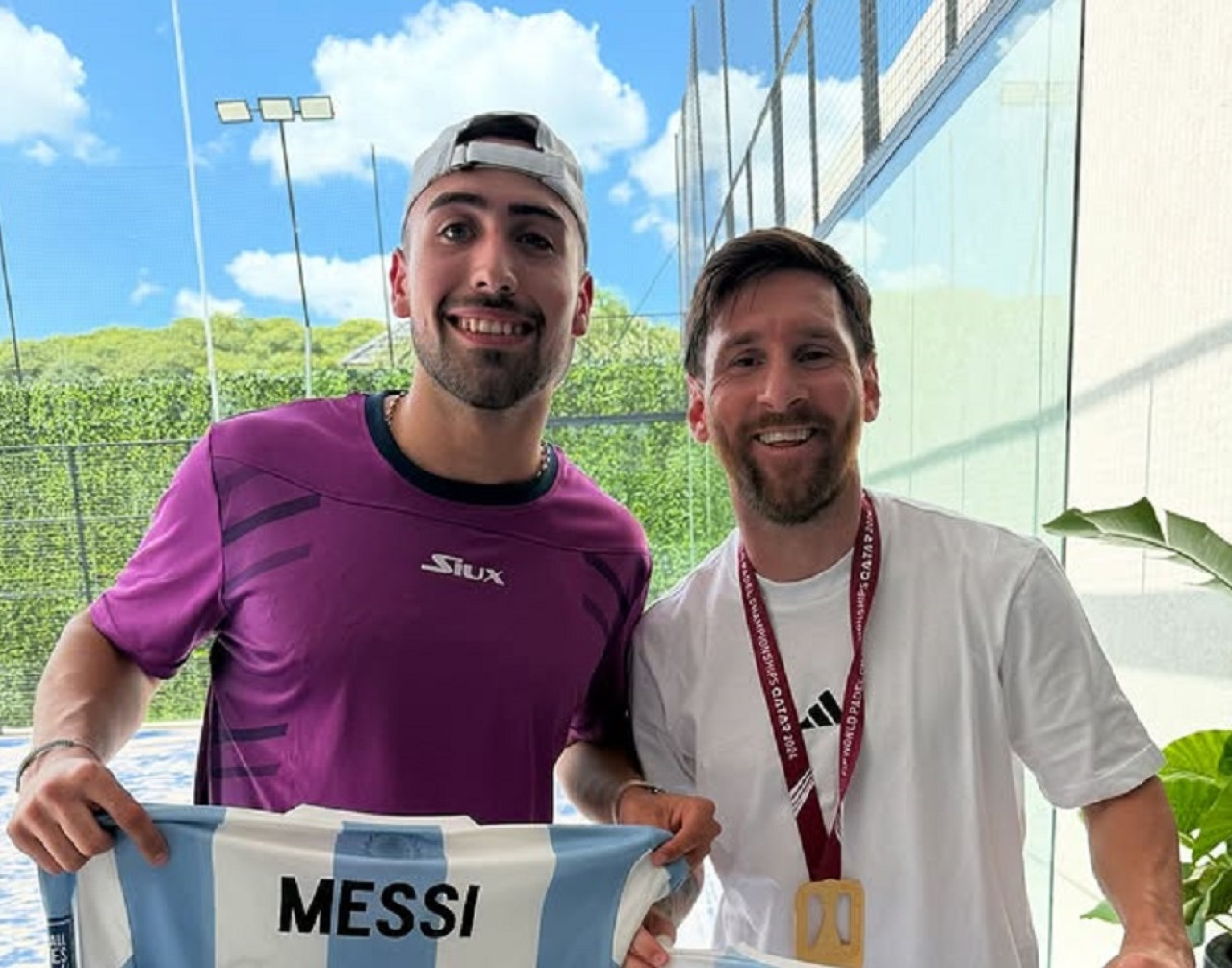 Alex Chozas junto a Lionel Messi. Foto: Instagram @alex.chozas.