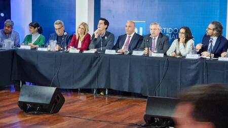 Alberto Fernández y representantes del Frente de Todos. Foto: NA