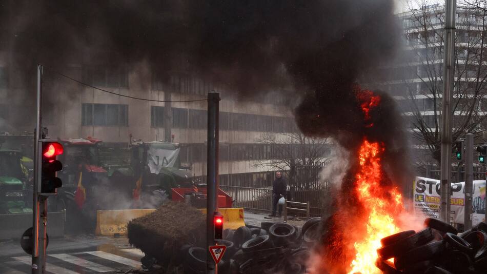 Tractorazo y tensión en Bruselas. Foto: EFE.