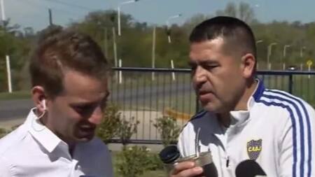 Juan Román Riquelme con un notero de Tyc Sports. Foto: Captura de TV.