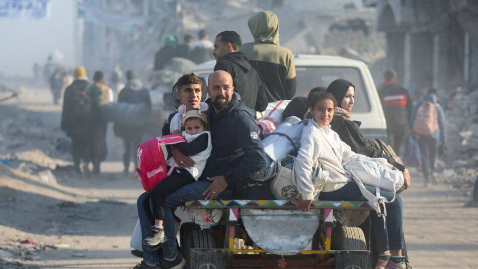 Palestinos regresan a la Franja de Gaza. Foto: Reuters/Dawoud Abu Alkas.