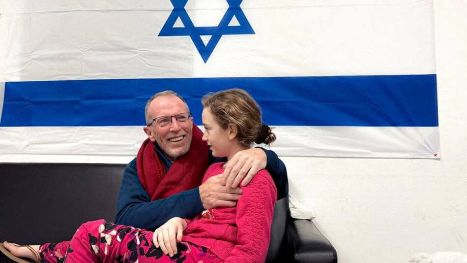 El reencuentro de Emily Hand, israelí-irlandesa secuestrada por Hamás, y su padre. Foto: Reuters