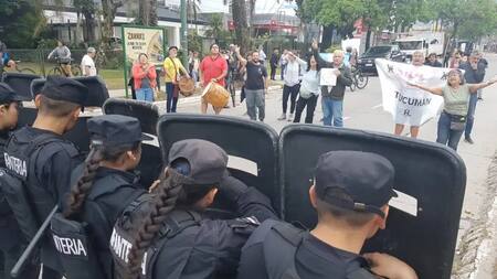 Un grupo de personas repudió la llegada de Milei a Tucumán.