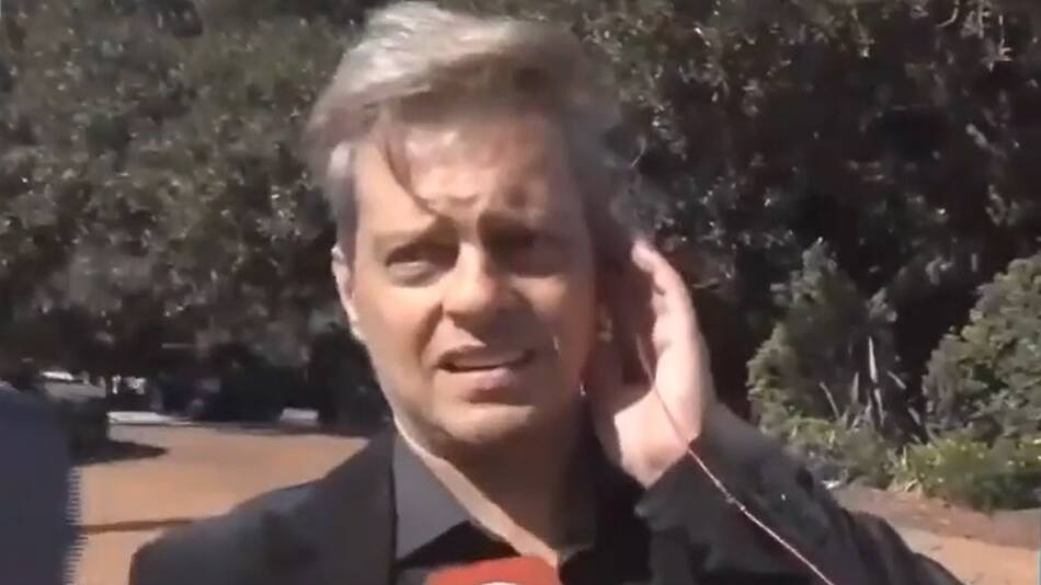 El doble de Luis Miguel fue a votar y se olvidó el DNI. Foto: captura.