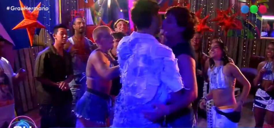 El beso entre Joel y Emmanuel. Foto: captura Telefe.