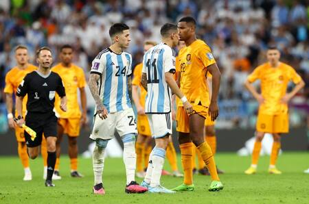 Denzel Dumfries hablándole a Enzo Fernández. Foto: Reuters.