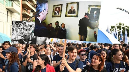 Multitudinaria caminata de militantes de La Cámpora de todo el país por el 24M. Foto: prensa.