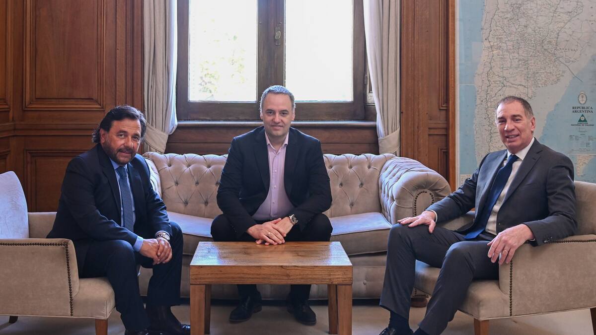 Gustavo Sáenz, Manuel Adorni y Diego Santilli.
