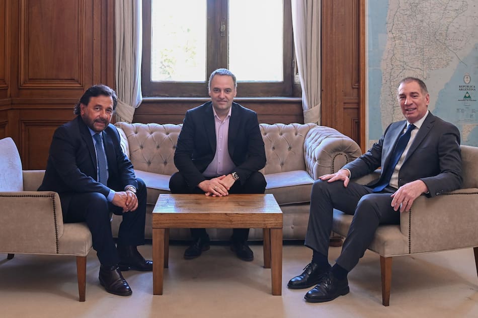 Gustavo Sáenz, Manuel Adorni y Diego Santilli.