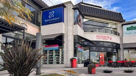 Pánico en el shopping de Hudson: un grupo de delincuentes entró a robar con armas largas