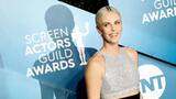 Los looks de Charlize Theron, Jennifer Aniston y más famosas en los SAG Awards