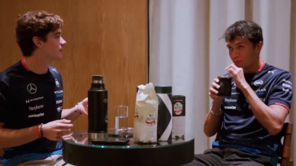 Franco Colapinto le enseña a tomar mate a Alex Albon. Foto: Captura de video.