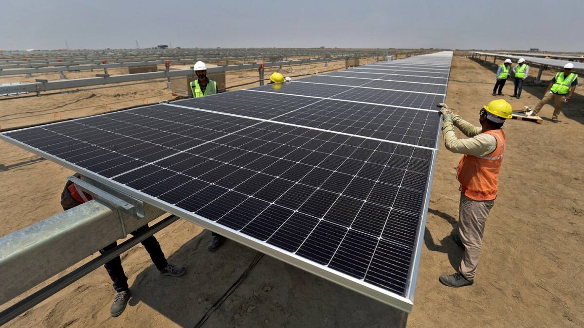 Trabajos en el sector de energías renovables. Foto: Reuters