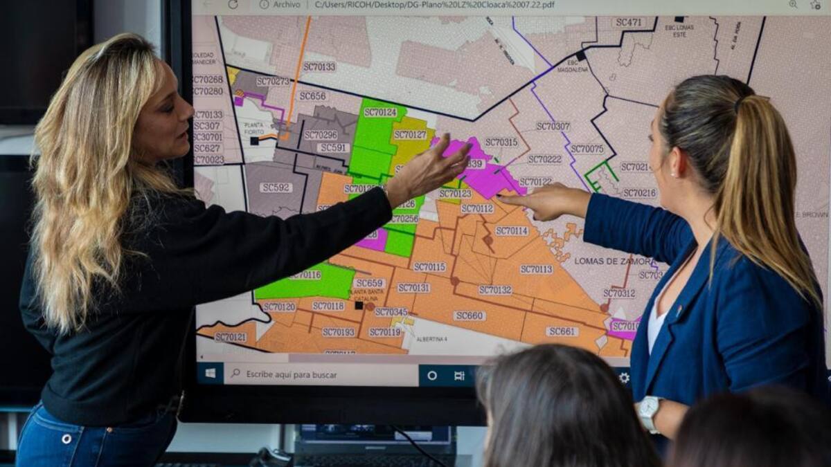 Malena Galmari y el plano de la obra en Turdera