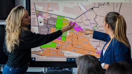 Malena Galmari y el plano de la obra en Turdera