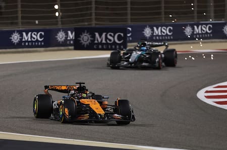 Oscar Piastri seguido de cerca por George Russell. Foto: Reuters (Hamad I Mohammed)