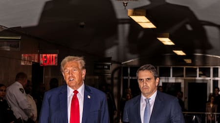 Donald Trump y su abogado, Todd Blanche. Foto: REUTERS.