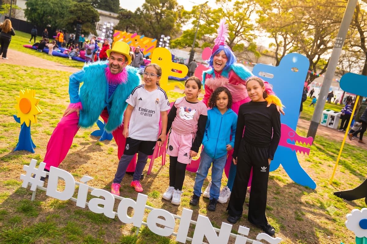 Chicos participan de juegos interactivos y actividades al aire libre en el festejo del Día del Niño realizado en la Floralis Genérica.