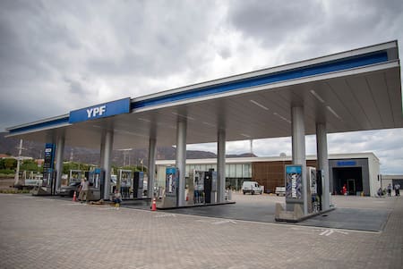 Estación de servicio de YPF. Foto: EFE