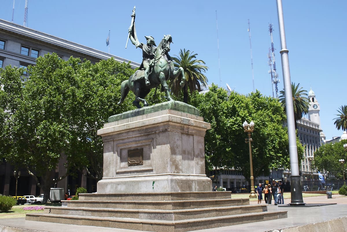 El monumento ecuestre fue inaugurado en 1873 por Sarmiento