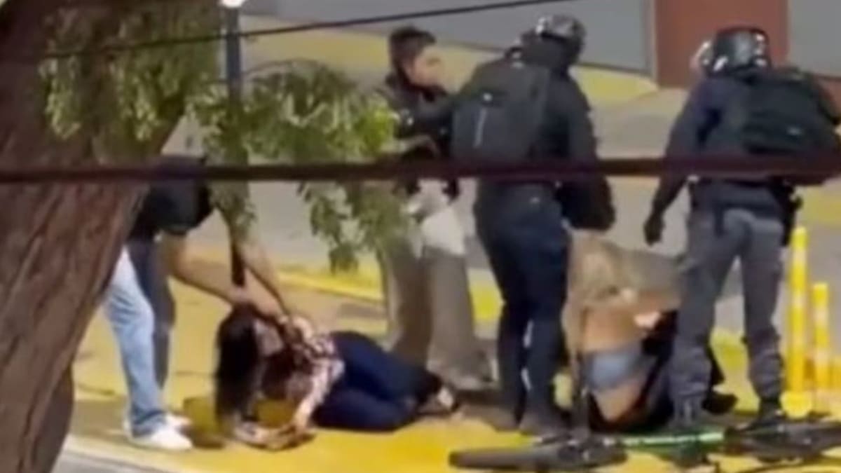 Brutal pelea entre mujeres en Neuquén.