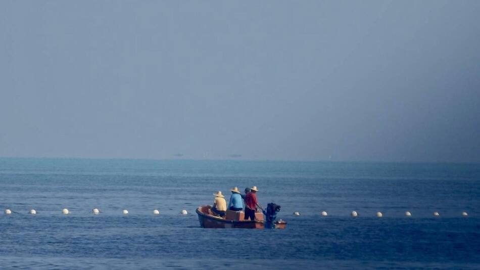 Barrera flotante en el mar de China Meridional. Foto: EFE.