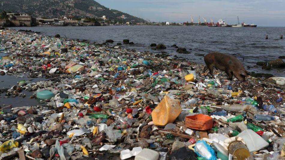 Residuos plásticos en el océano. Foto: REUTERS
