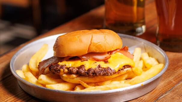 A solamente $300 por un día: un famoso restaurante vende una hamburguesa icónica a precio de 2017