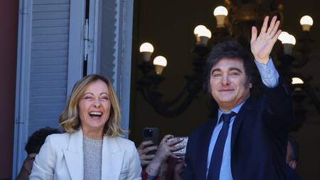 Giorgia Meloni y Javier Milei en el balcón de Casa Rosada. Foto: Reuters.