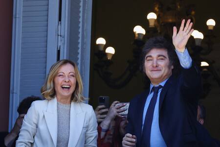 Giorgia Meloni y Javier Milei en el balcón de Casa Rosada. Foto: Reuters.