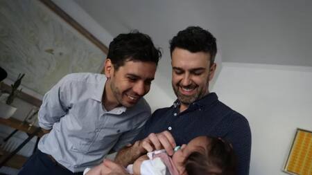 Adopción entre parejas del mismo sexo. Foto: EFE