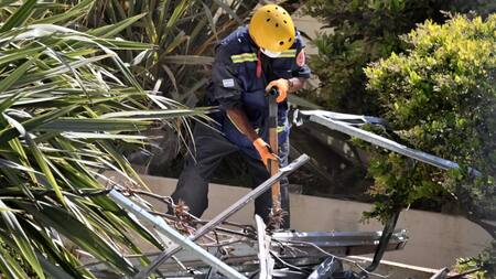 Tareas de los rescatistas en el hotel Dubrovnik de Villa Gesell. Foto: NA.