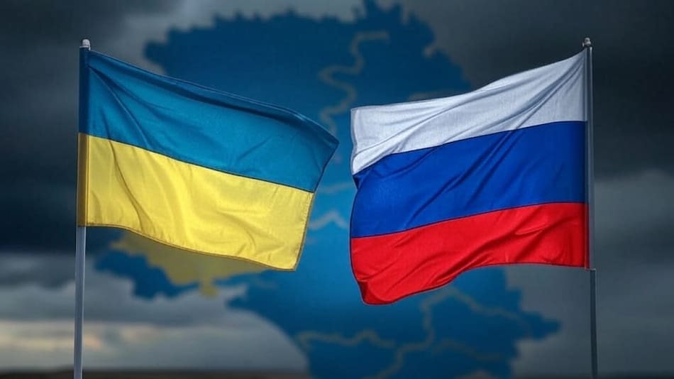 Rusia y Ucrania enfrentadas sobre el mapa de la península de Crimea de fondo, clave en el conflicto. Foto: Grok.