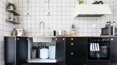 Ni limón, ni vinagre: el truco casero e infalible para limpiar la cocina y desengrasarla sin esfuerzo