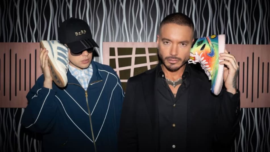 Bizarrap junto a J Balvin.