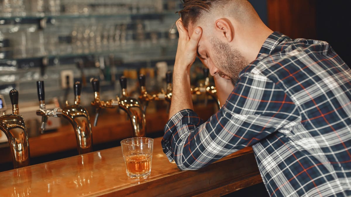 Alcohol, alcoholismo. Foto: Freepik.
