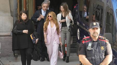 Shakira a la salida de la Audiencia de Barcelona. Foto: EFE.