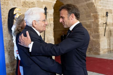 Sergio Mattarella junto a Emmanuel Macron; Cumbre del G7. Foto: Reuters