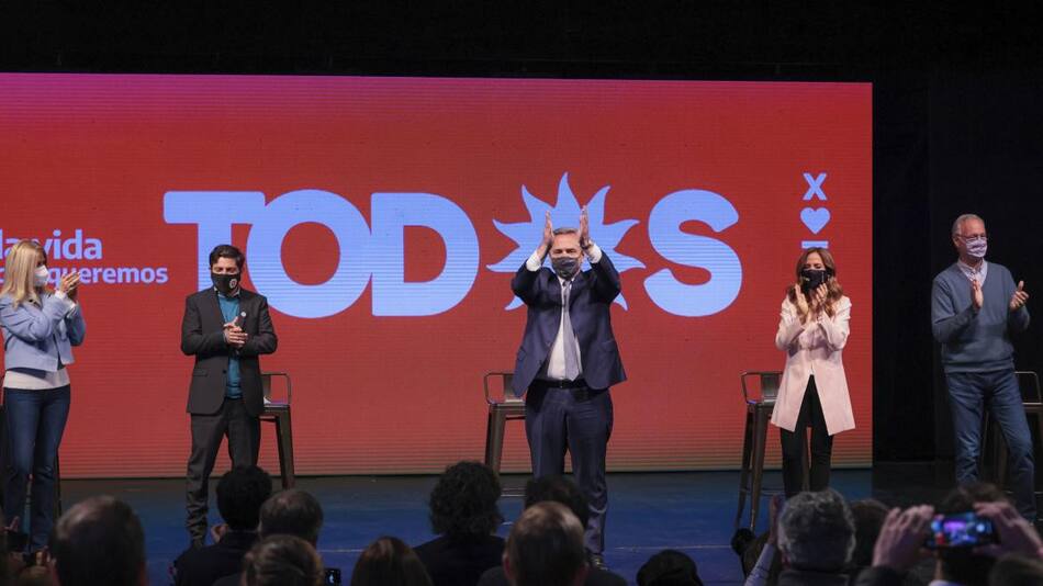Alberto Fernández junto al gobernador Axel Kicillof y los candidatos a diputados Victoria Tolosa Paz y Daniel Gollan durante el acto de cierre de campaña del Frente de Todos, NA