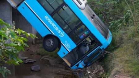 Accidente de colectivo en una colectora de la autopista Rosario-Buenos Aires. Foto: NA.