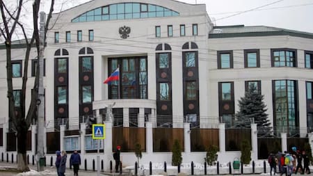Una vista general muestra la embajada rusa en Chisinau, Moldavia. Foto: Reuters