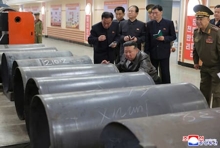 Kim Jong-Un con armamento de Corea del Norte. Foto: REUTERS.