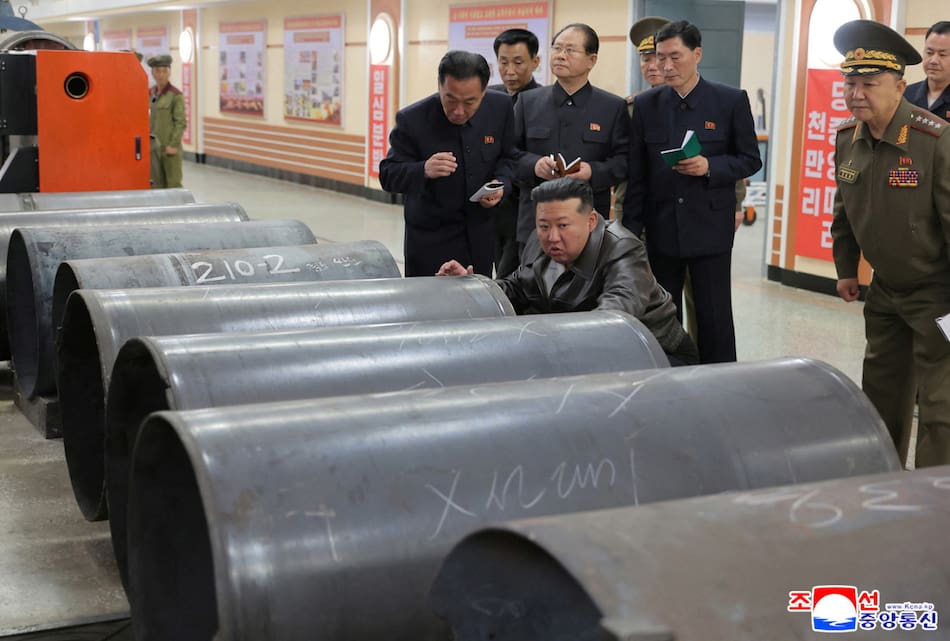 Kim Jong-Un con armamento de Corea del Norte. Foto: REUTERS.