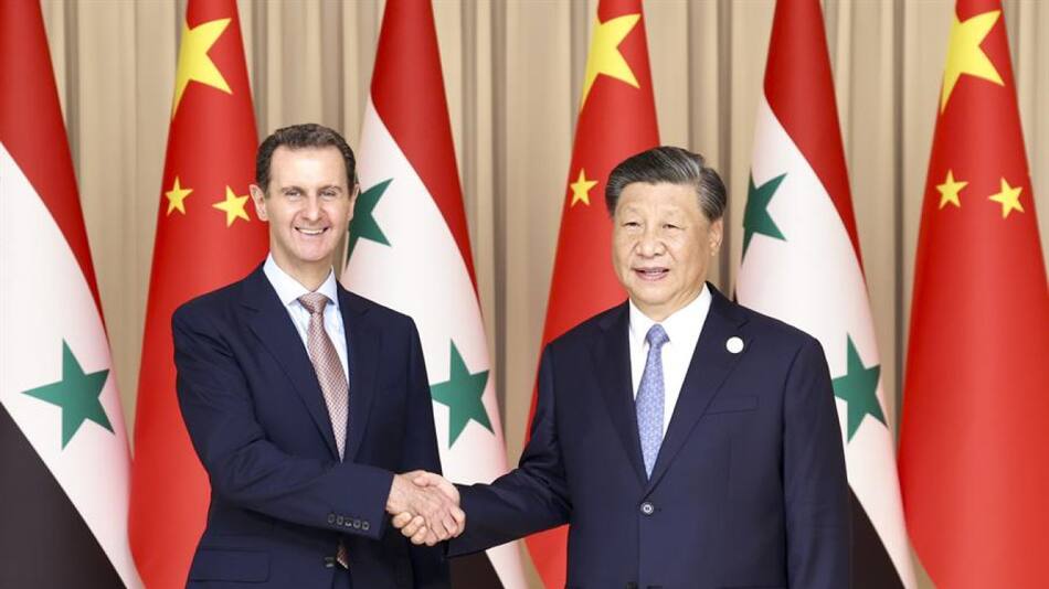 El presidente chino, Xi Jinping (derecha), le da la mano al presidente sirio, Bashar al-Assad, en Hangzhou, China. Reuters