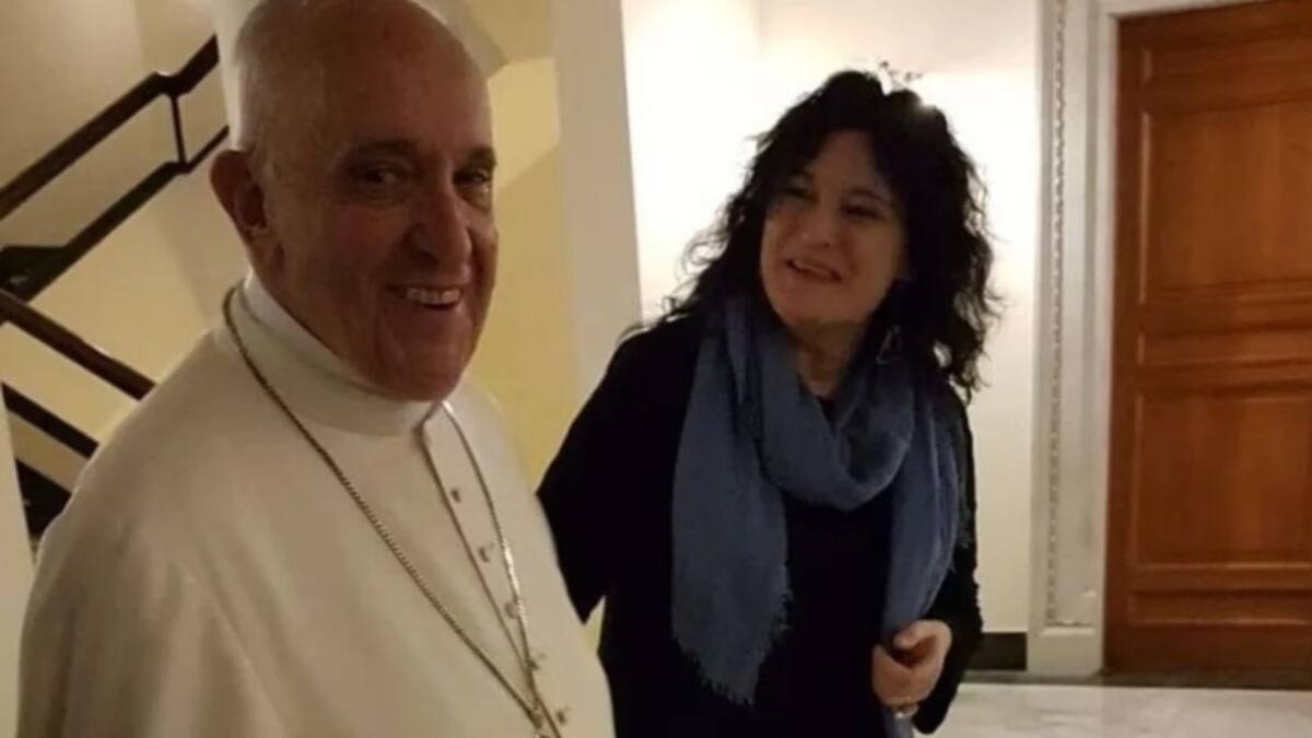 Alicia Peressutti junto al Papa Francisco.
