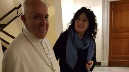 Alicia Peressutti junto al Papa Francisco.