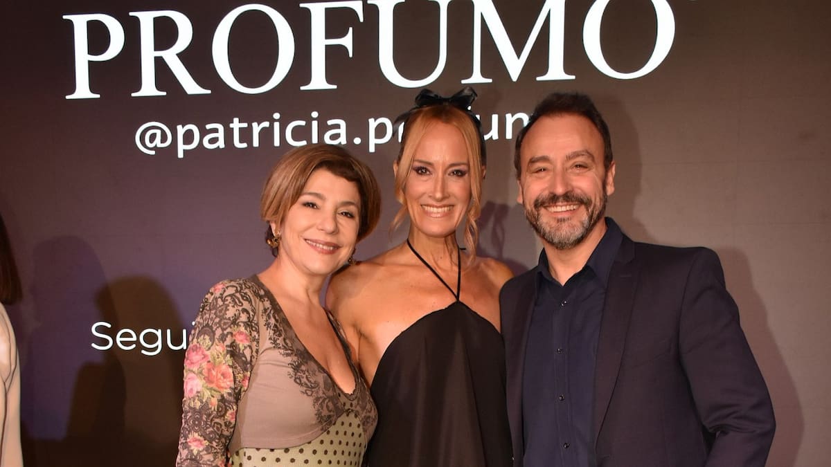 La diseñadora Patricia Profumo escoltada por Carolina Papaleo y Adrián Pallares.